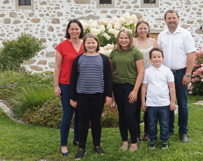 Familie mit vier Kindern