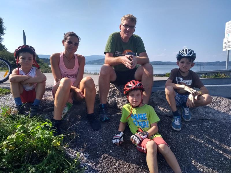 Familie mit drei Kindern