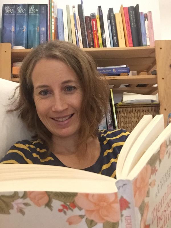 Susanne liest ein Buch