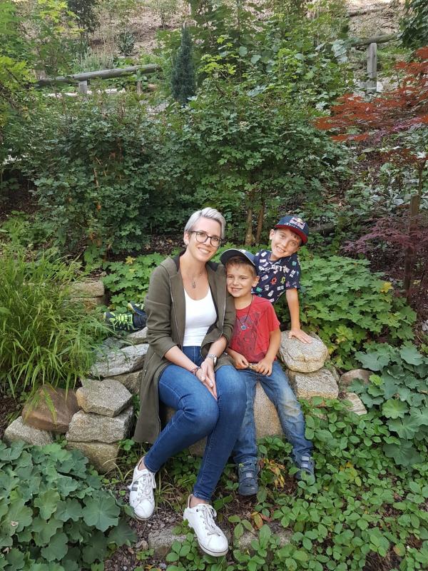 Mutter mit zwei Kindern