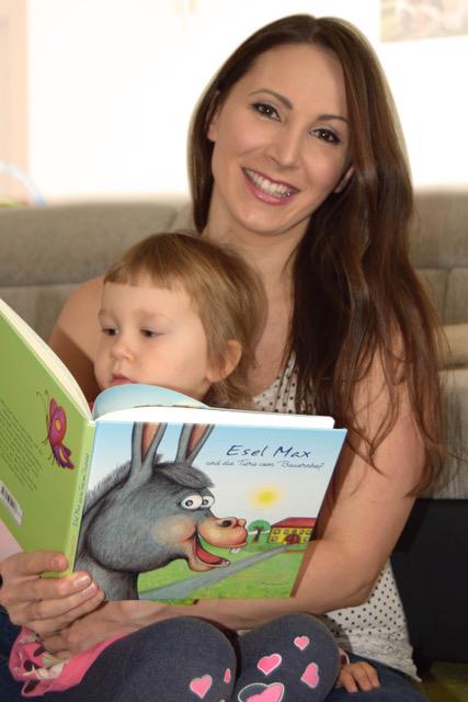 Symbolbild: Mutter mit Kleinkind beim Vorlesen